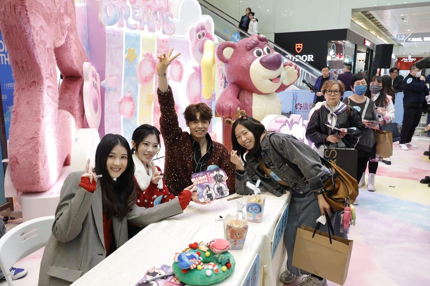 3人即場舉行簽名會答謝歌迷支持。(林俊源攝)