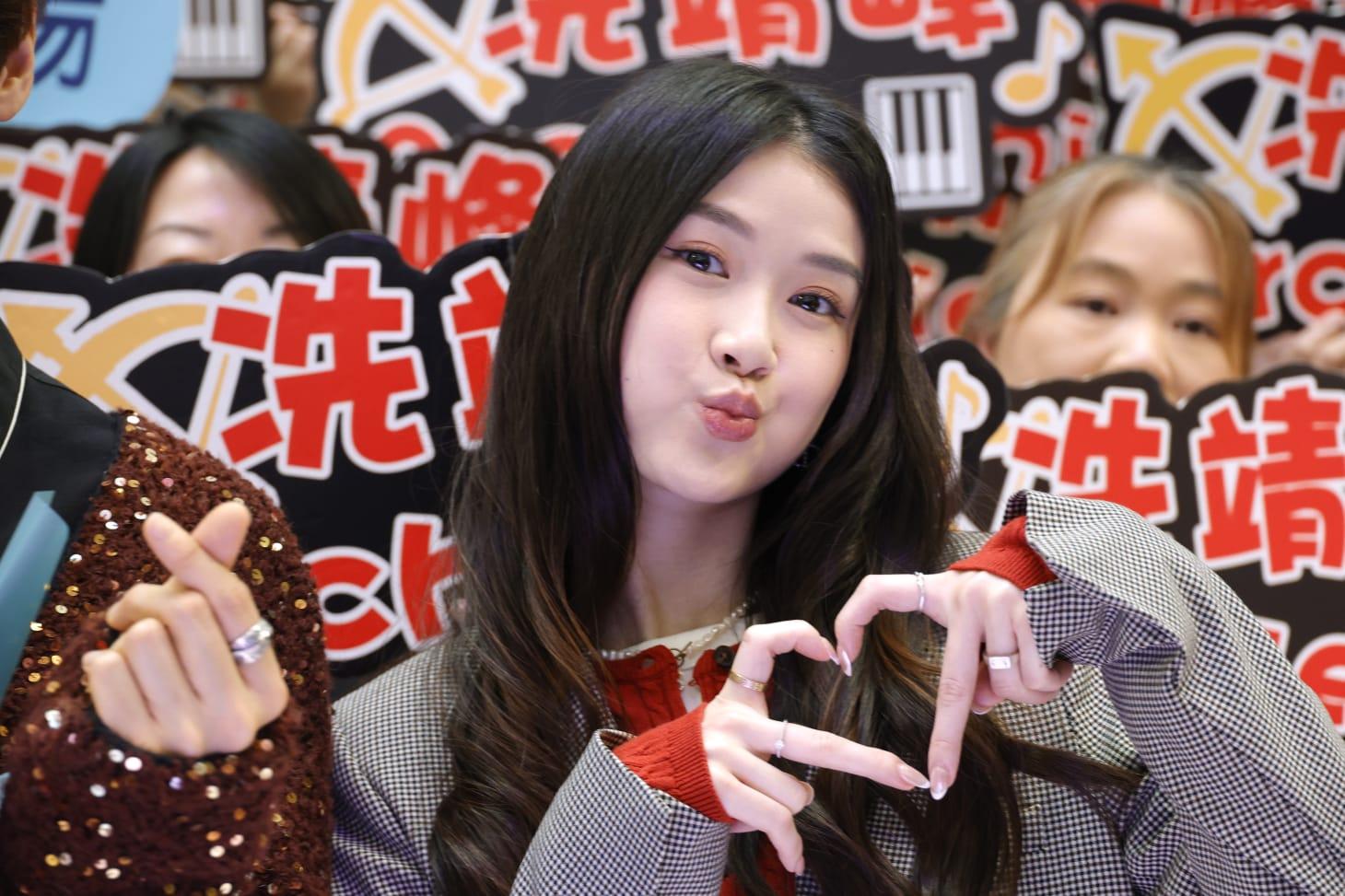 Sherman不停派心,𠱁得歌迷非常開心。(林俊源攝)