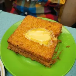 「鴻運冰廳餅店」是香港僅存的閣樓茶餐廳,因懷舊裝修經常成為港產片的拍攝場景。(OpenRice圖)