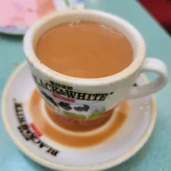 「鴻運冰廳餅店」是香港僅存的閣樓茶餐廳,因懷舊裝修經常成為港產片的拍攝場景。(OpenRice圖)