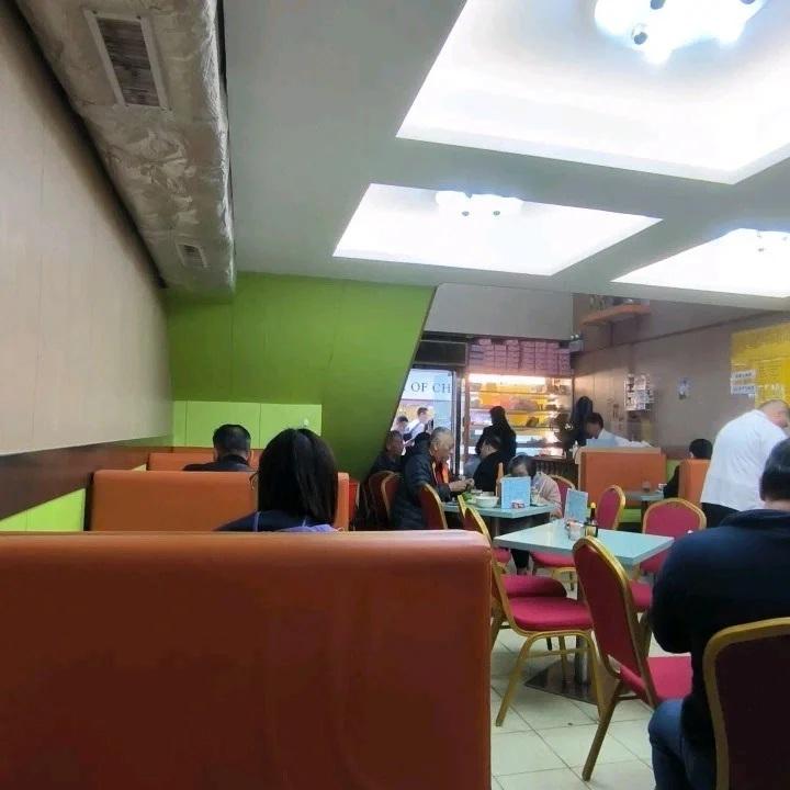 「鴻運冰廳餅店」是香港僅存的閣樓茶餐廳,因懷舊裝修經常成為港產片的拍攝場景。(OpenRice圖)