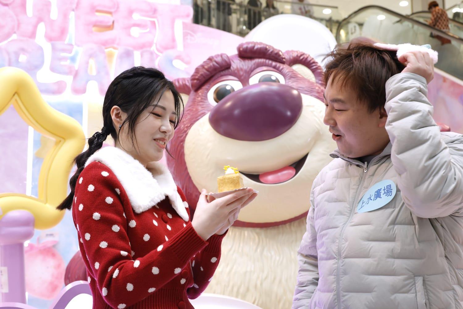 Pamela與樂迷近距離接觸大玩遊戲。(林俊源攝)