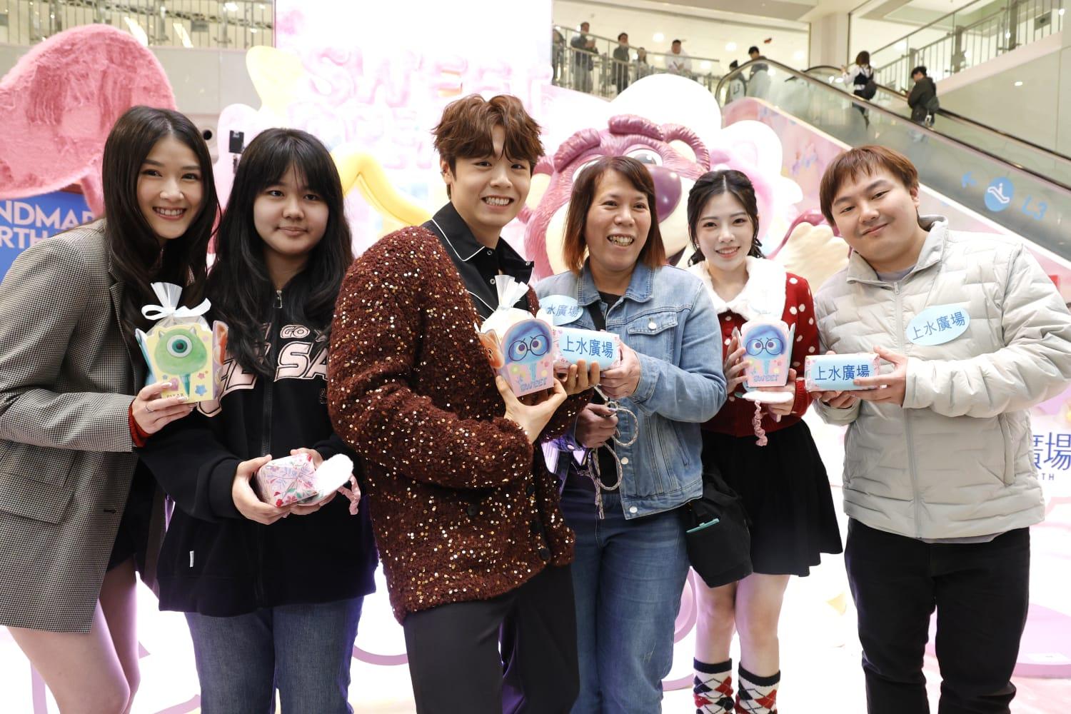 3人送上小禮物,與歌迷共度佳節。(林俊源攝)