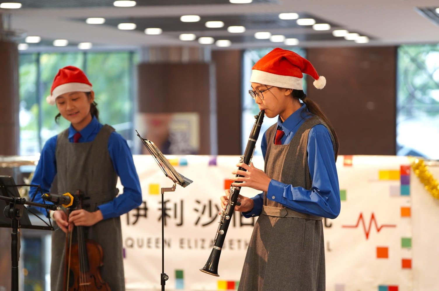 女拔學生去伊院同醫護人員一齊報佳音。(伊利沙伯醫院提供)