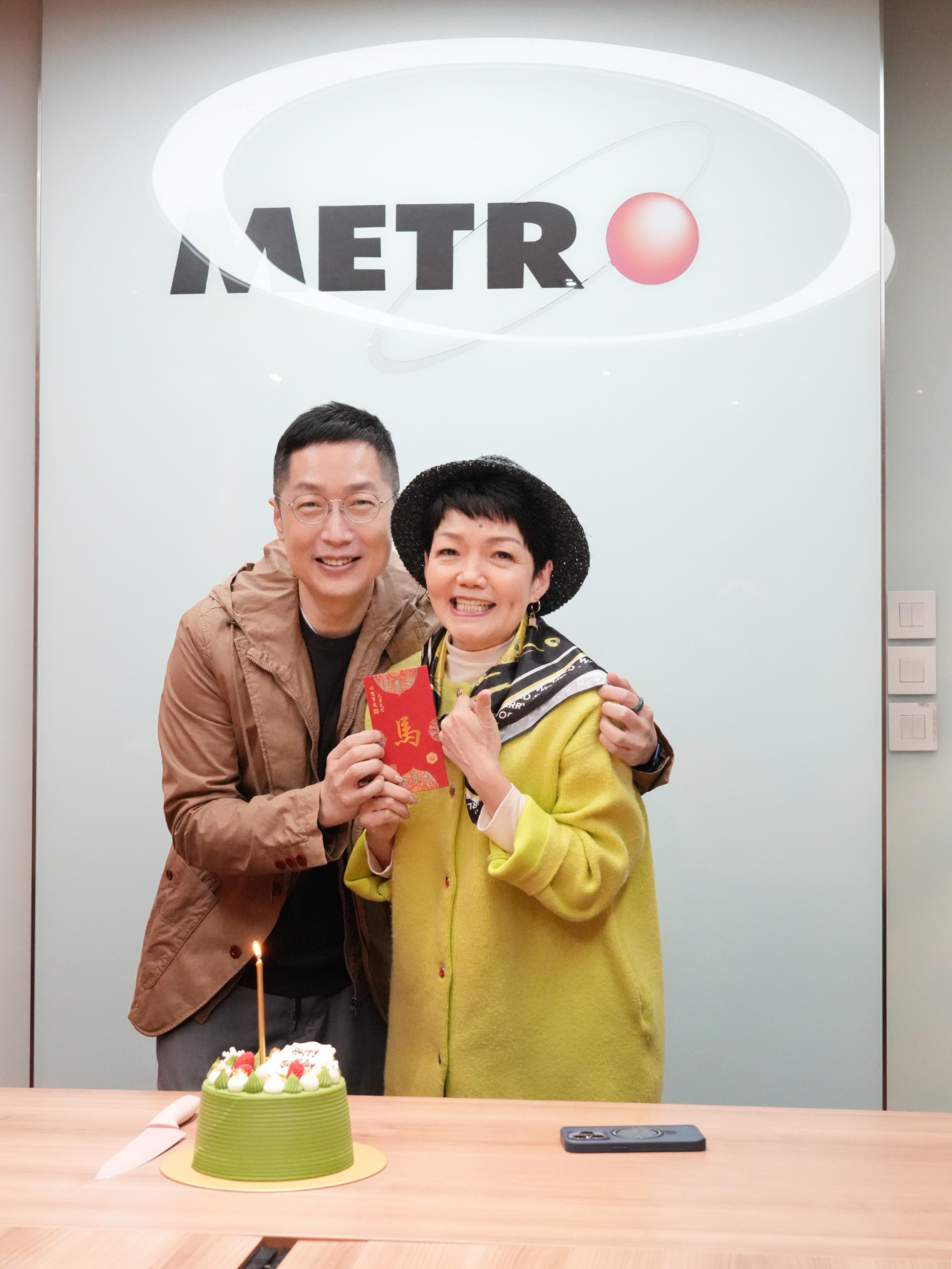 馬浚偉送上大利是賀程凱欣生日。