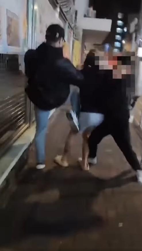 兩名黑衣男子不斷追打短褲男。(網片截圖)