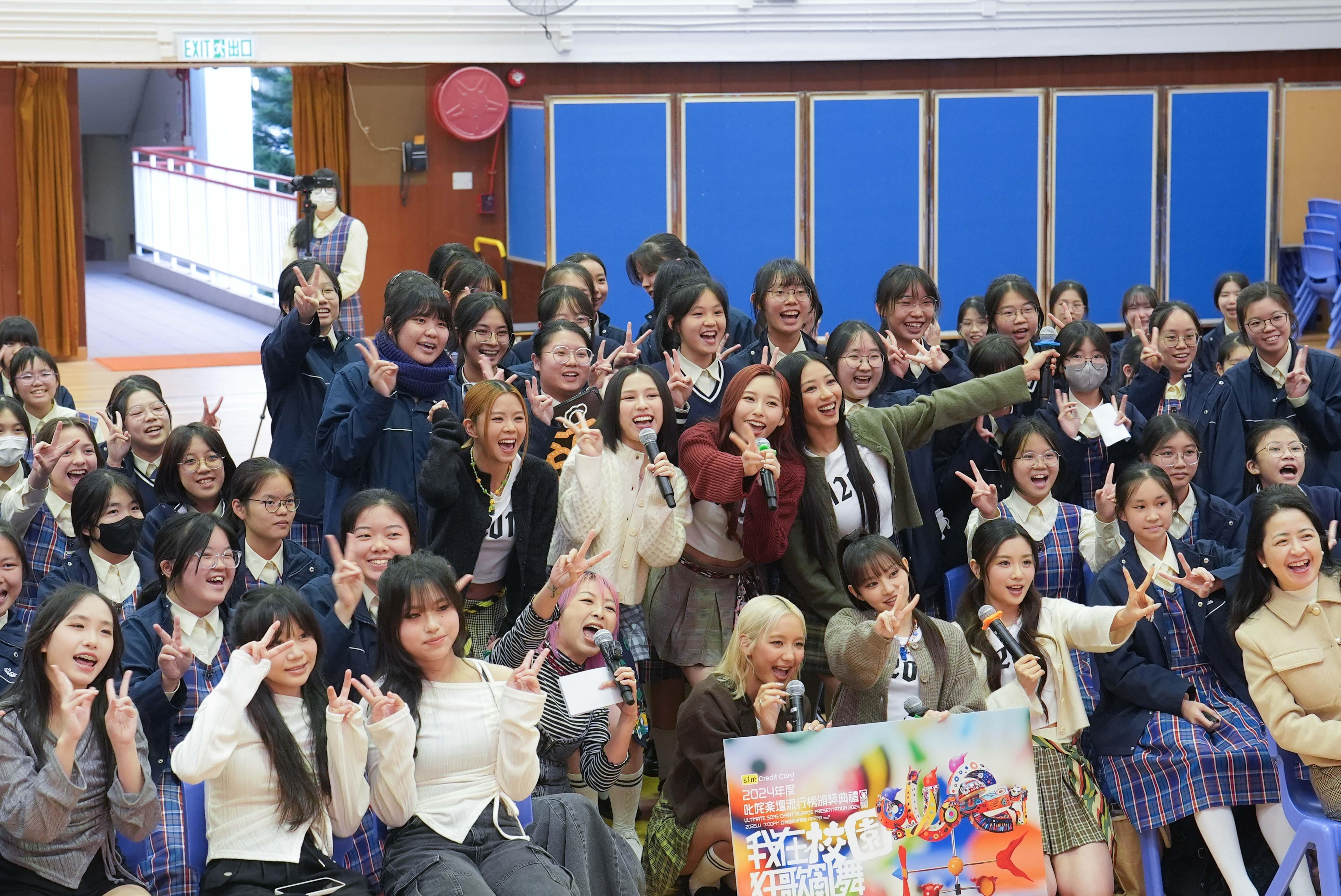 COLLAR成員與同學大合照。