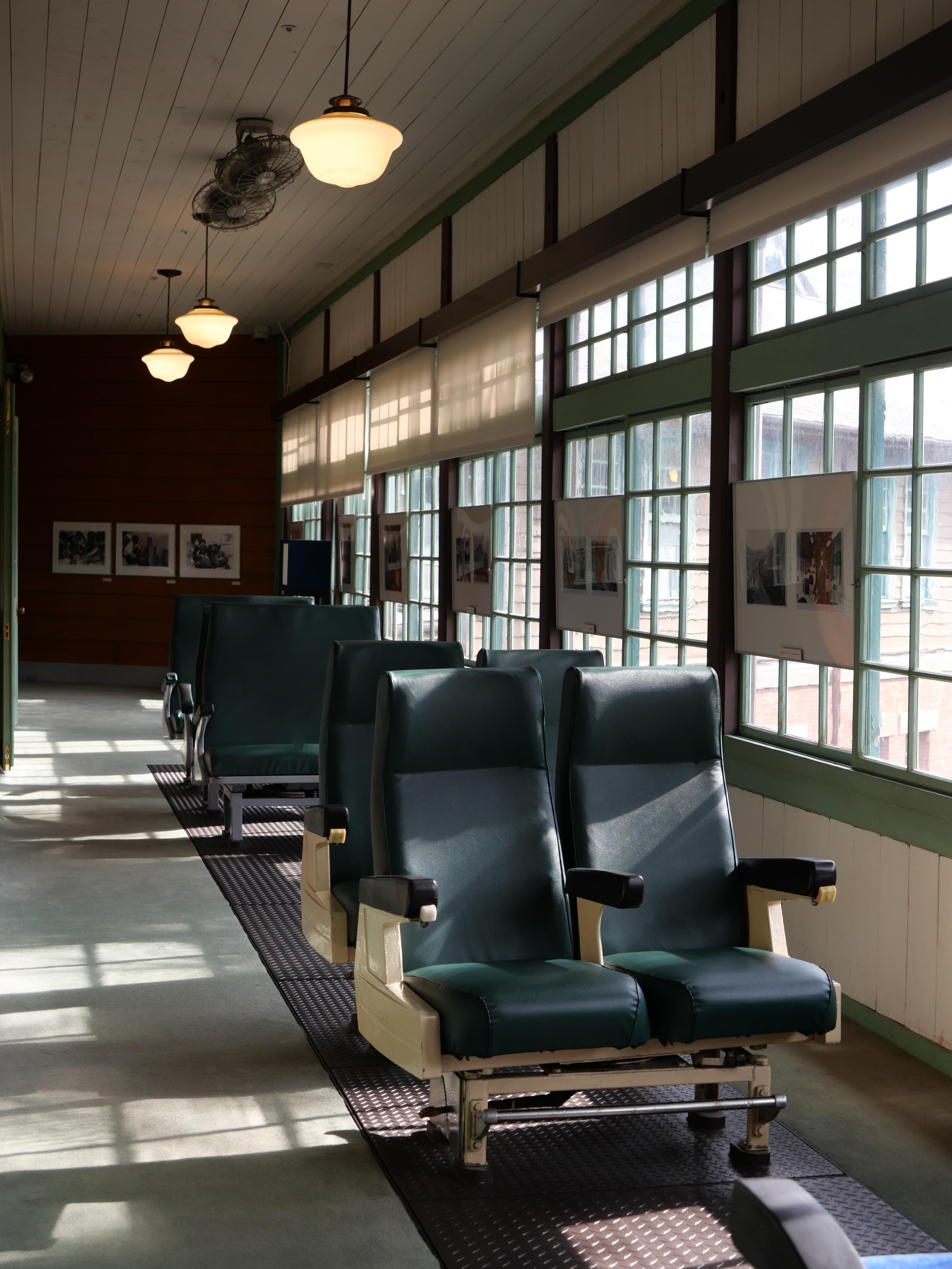 一樓走廊有一整排舊火車座椅,配合日式格子窗堪稱網美熱場景。