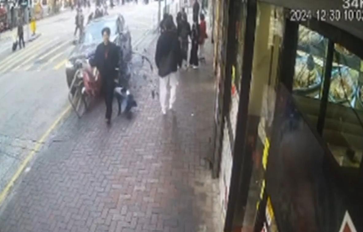 一名途人被私家車撞飛。(有線電視新聞截圖)