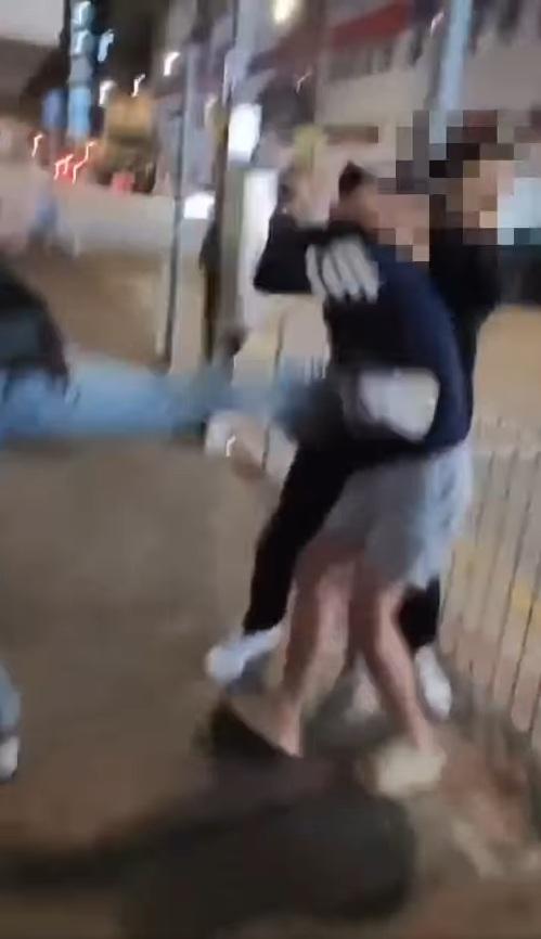 戴黑色口罩的男子連續6腳踢向短褲男的身體。(網片截圖)