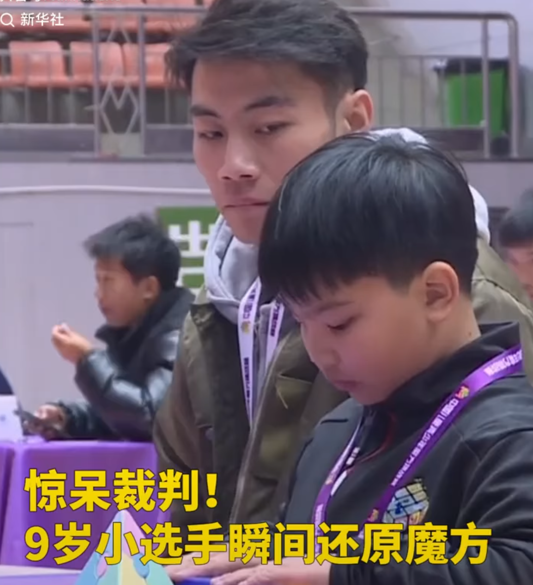 9歲男孩胡若珵秒速還原金字塔扭計骰。