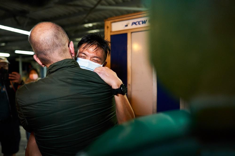 完賽的越野跑強人,喜感而泣。(《香港四徑大步走》劇照)