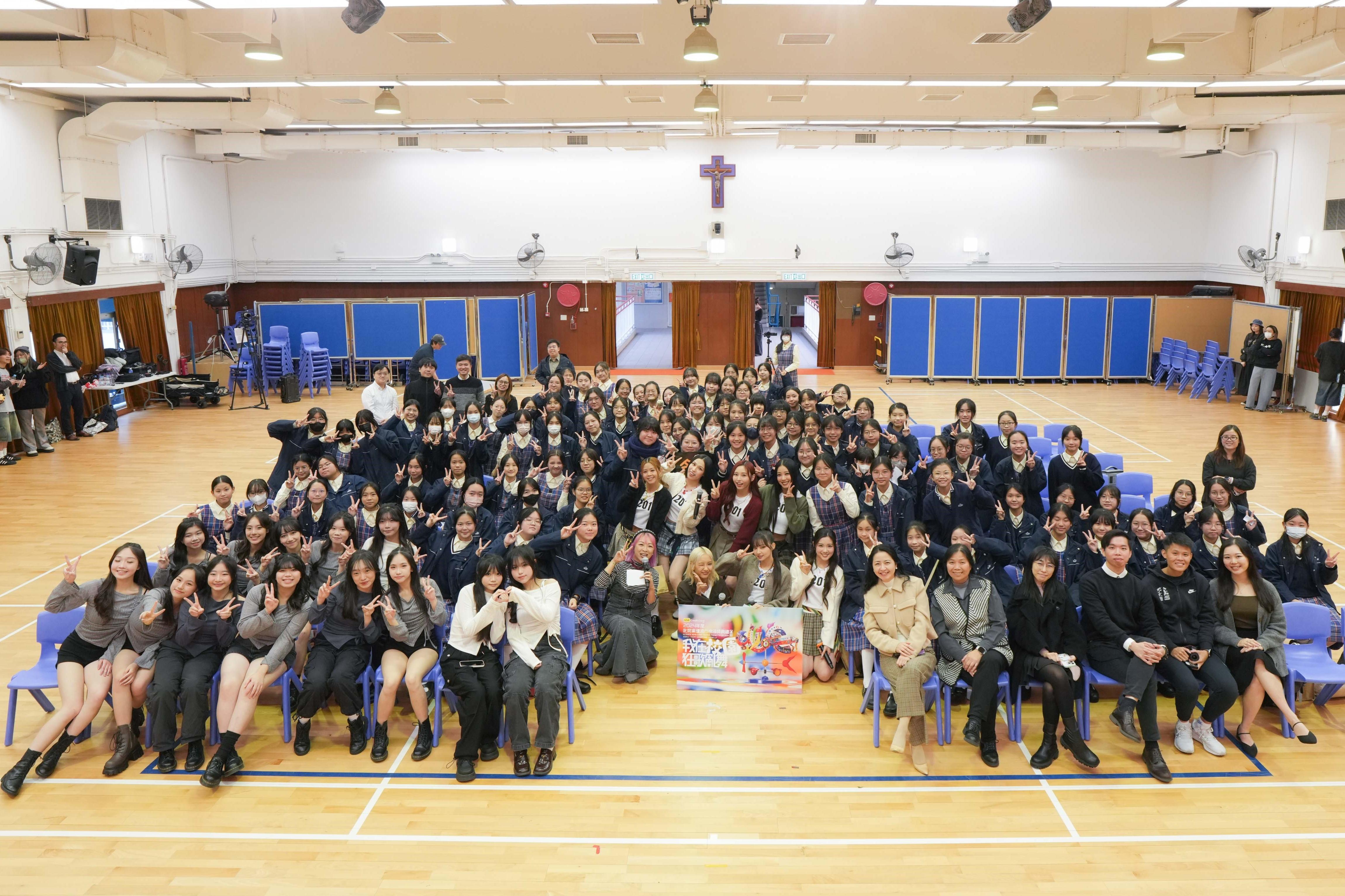 COLLAR成員與同學大合照。