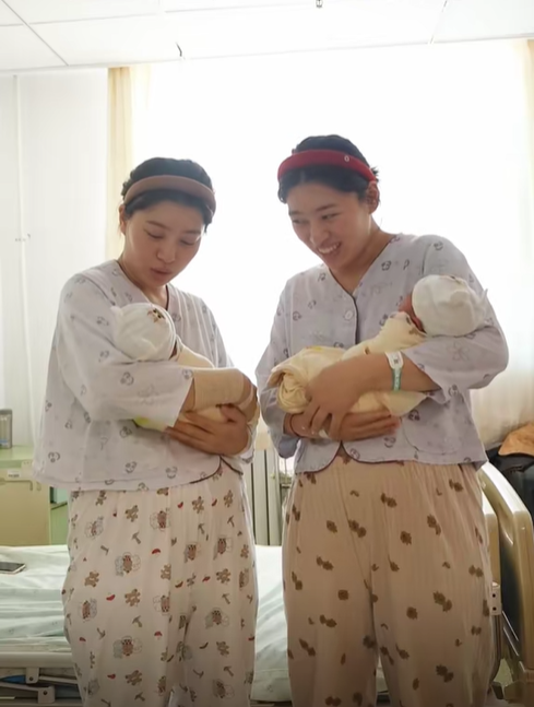 雙胞胎姊妹金鳳及玉鳳神同步懷孕及產子,心靈感應滿分。