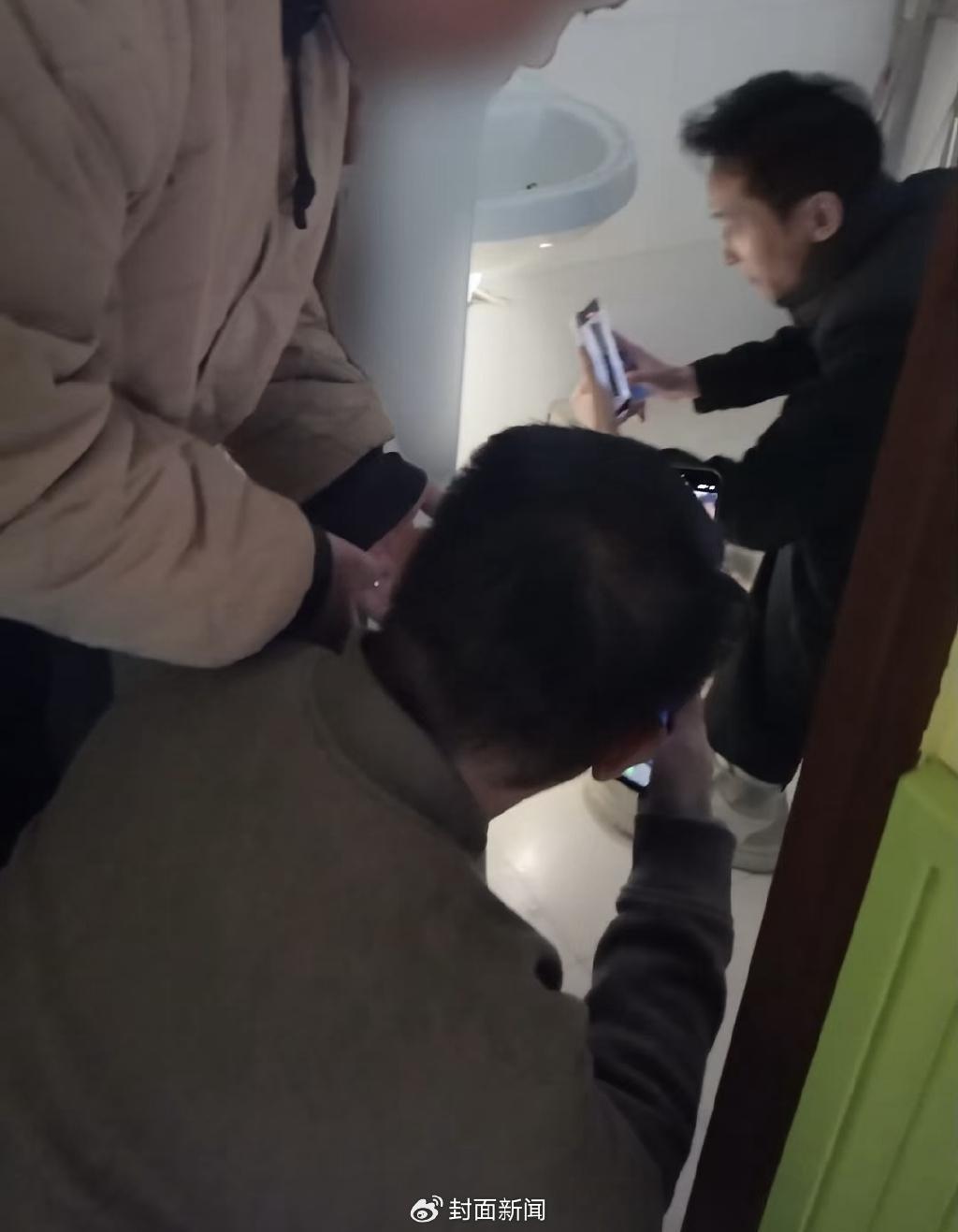 在涉事幼兒園心理健康輔導室內的廁所洗手盤下,部落客和團隊發現偷拍攝影機。(微博)