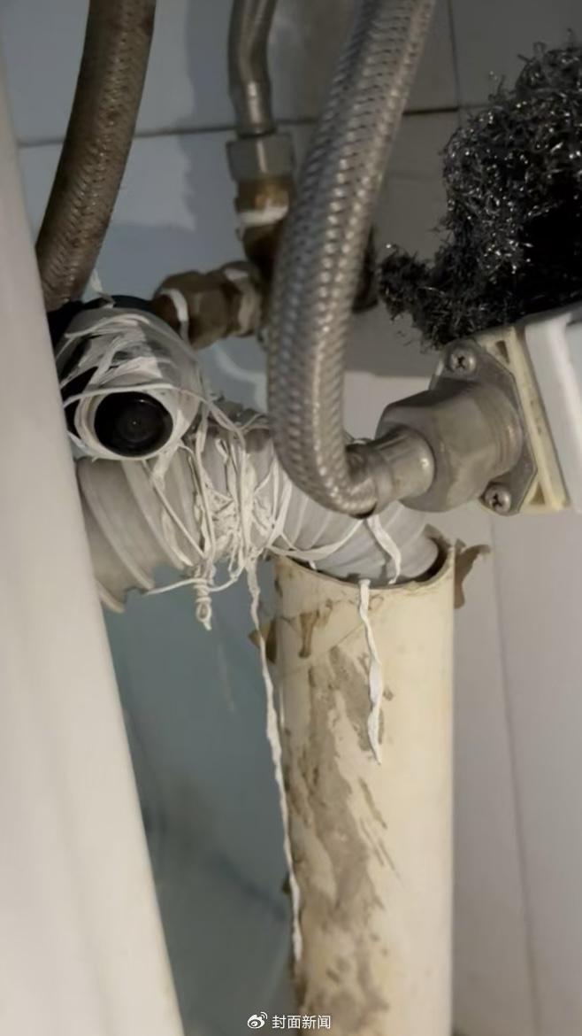 偷拍攝影機和水閥、水管混在一起,用膠帶做了隱藏。(微博)