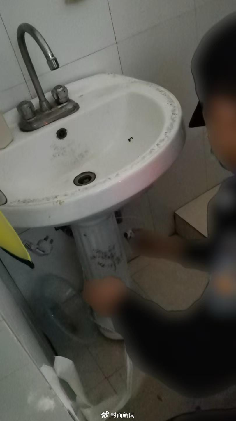 九江警方固定證據並拆除了偷拍攝影機。(微博)