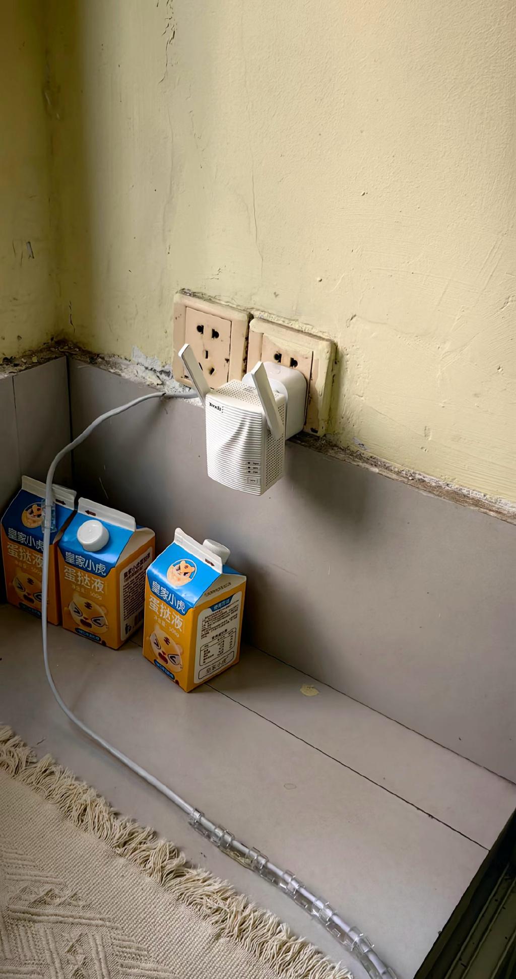 部落客在衛生間外發現一枚訊號擴大器設備。(微博)