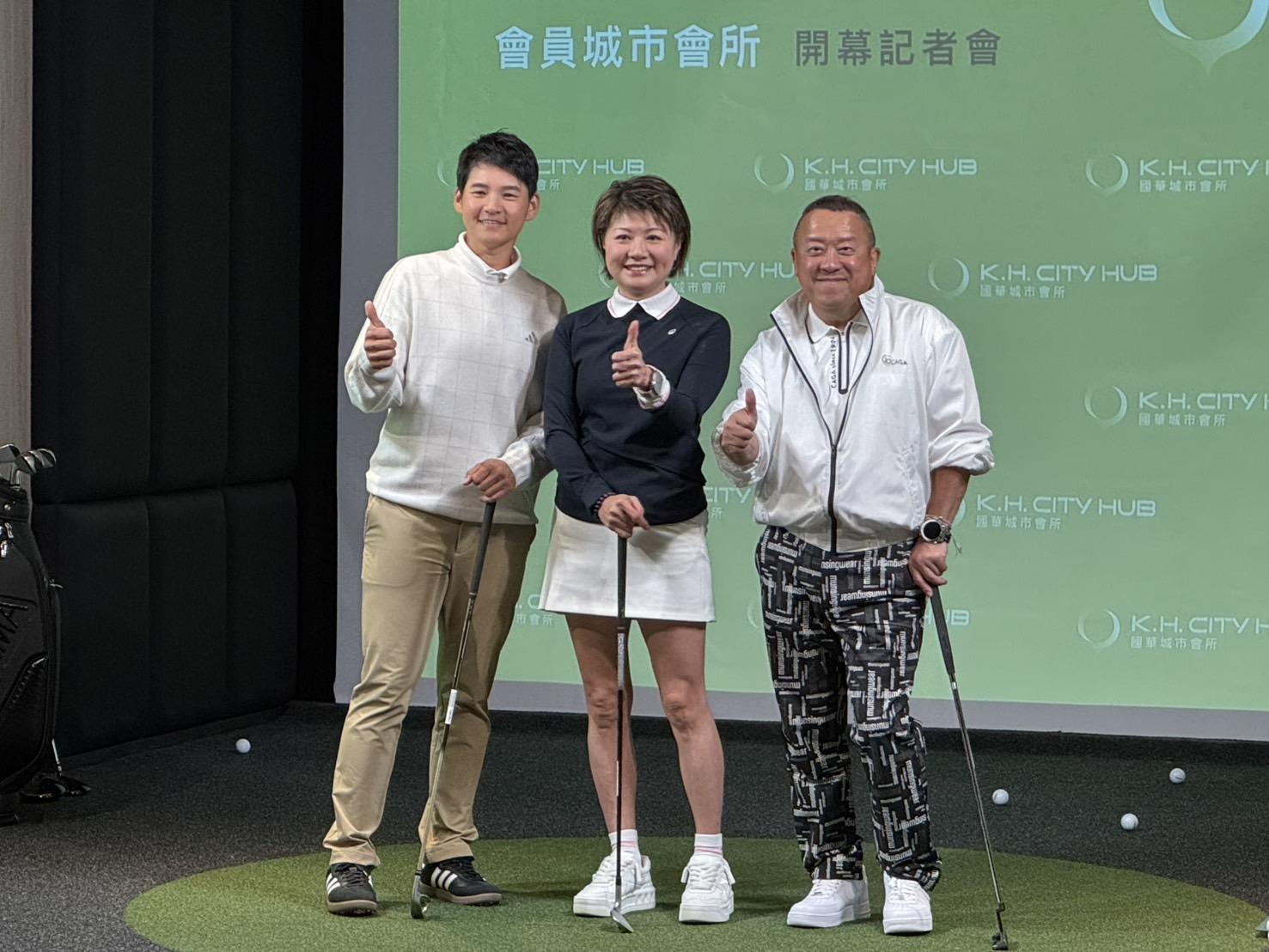 曾志偉(右)、曾雅妮(左)26日出席高爾夫俱樂部開幕活動。