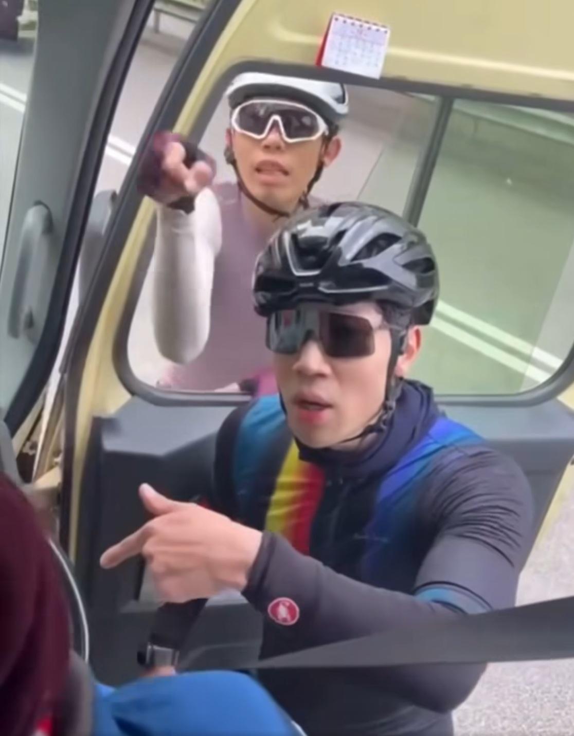 一名穿紫衣的單車友亦加入了戰團,不斷用粗言穢語辱罵司機。(網片截圖)