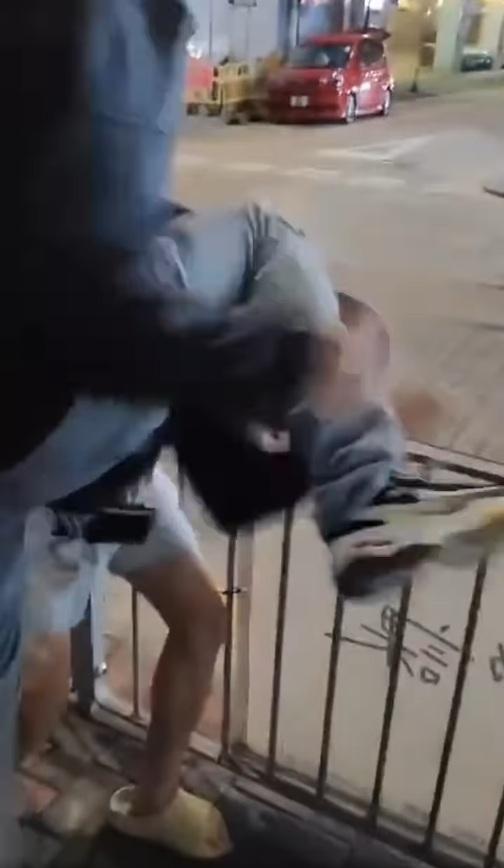 戴黑色口罩的男子連續6腳踢向短褲男的身體。(網片截圖)