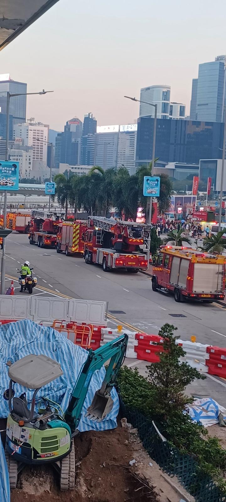 消防人員正趕往現場拯救。(香港突發事故報料區@fb圖)