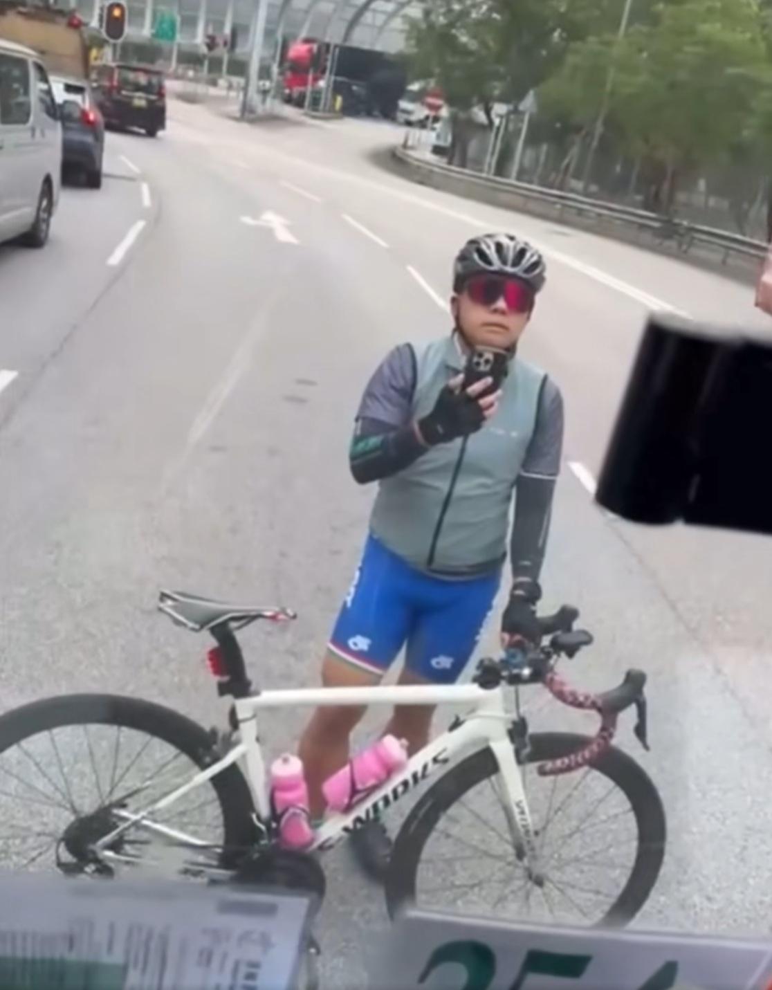 一名單車友則拿著手機在車頭前懷疑拍攝。(網片截圖)