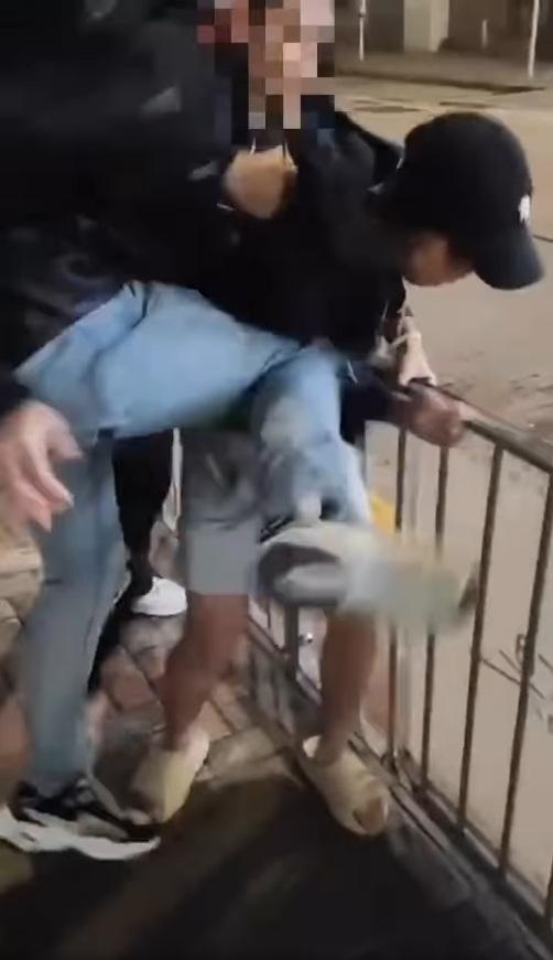 戴黑色口罩的男子連續6腳踢向短褲男的身體。(網片截圖)