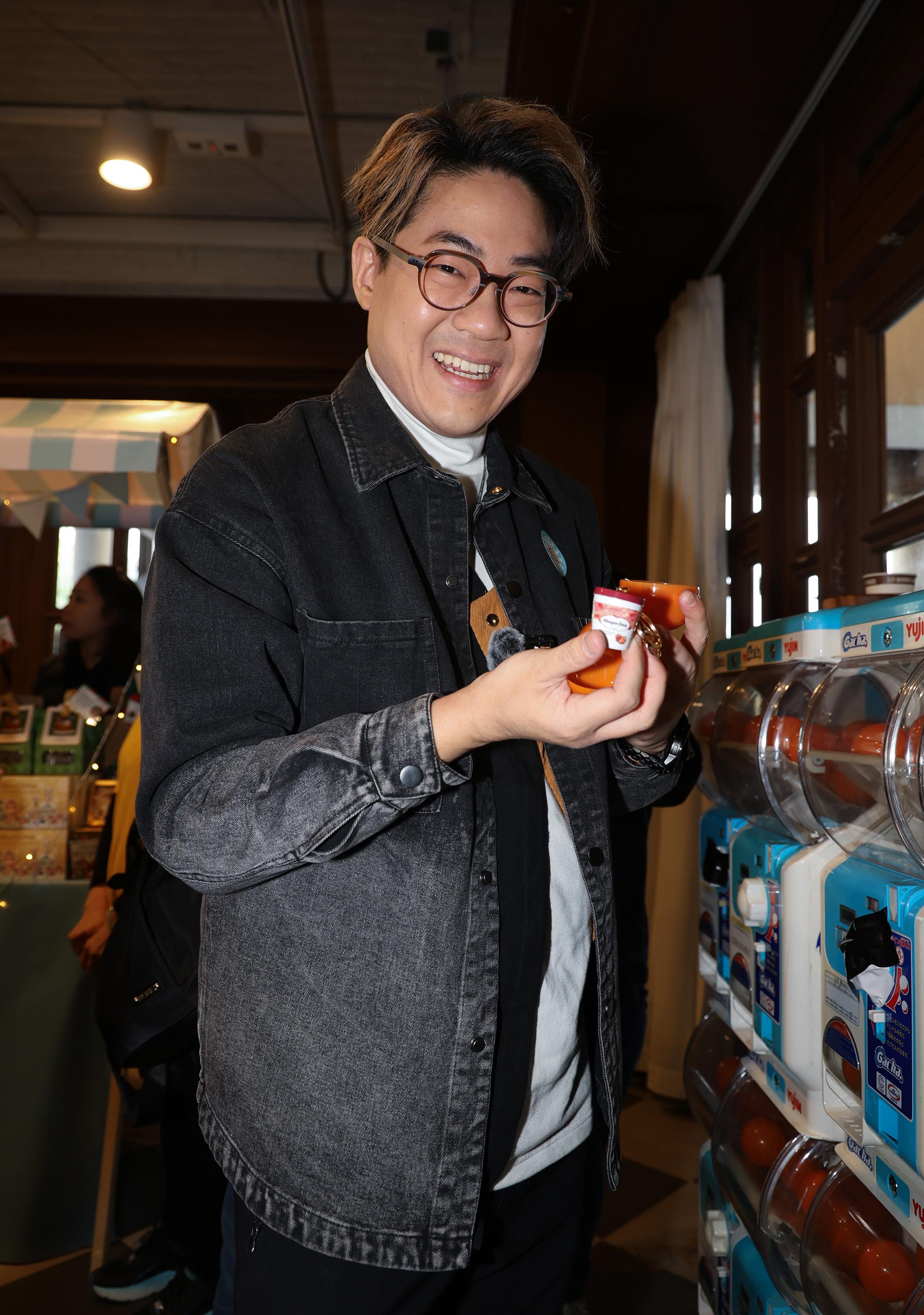 啟豪玩扭蛋抽到心儀玩具。