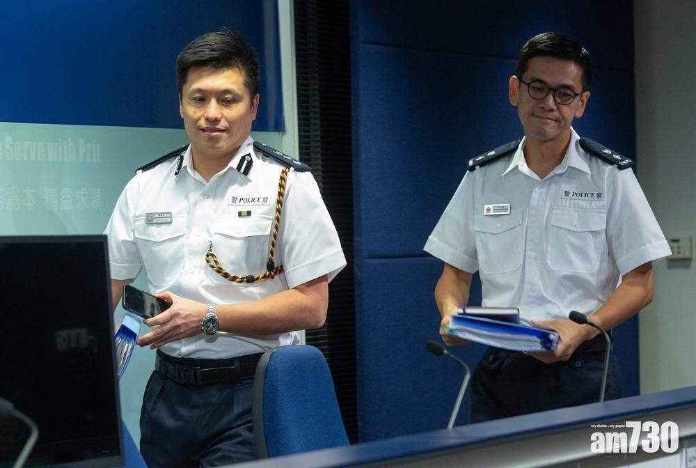 江永祥(右)在反修例期間經常主持警方「4點鐘記者會」,代表警方澄清資訊。左為謝振中。(資料圖片/蘇文傑攝)