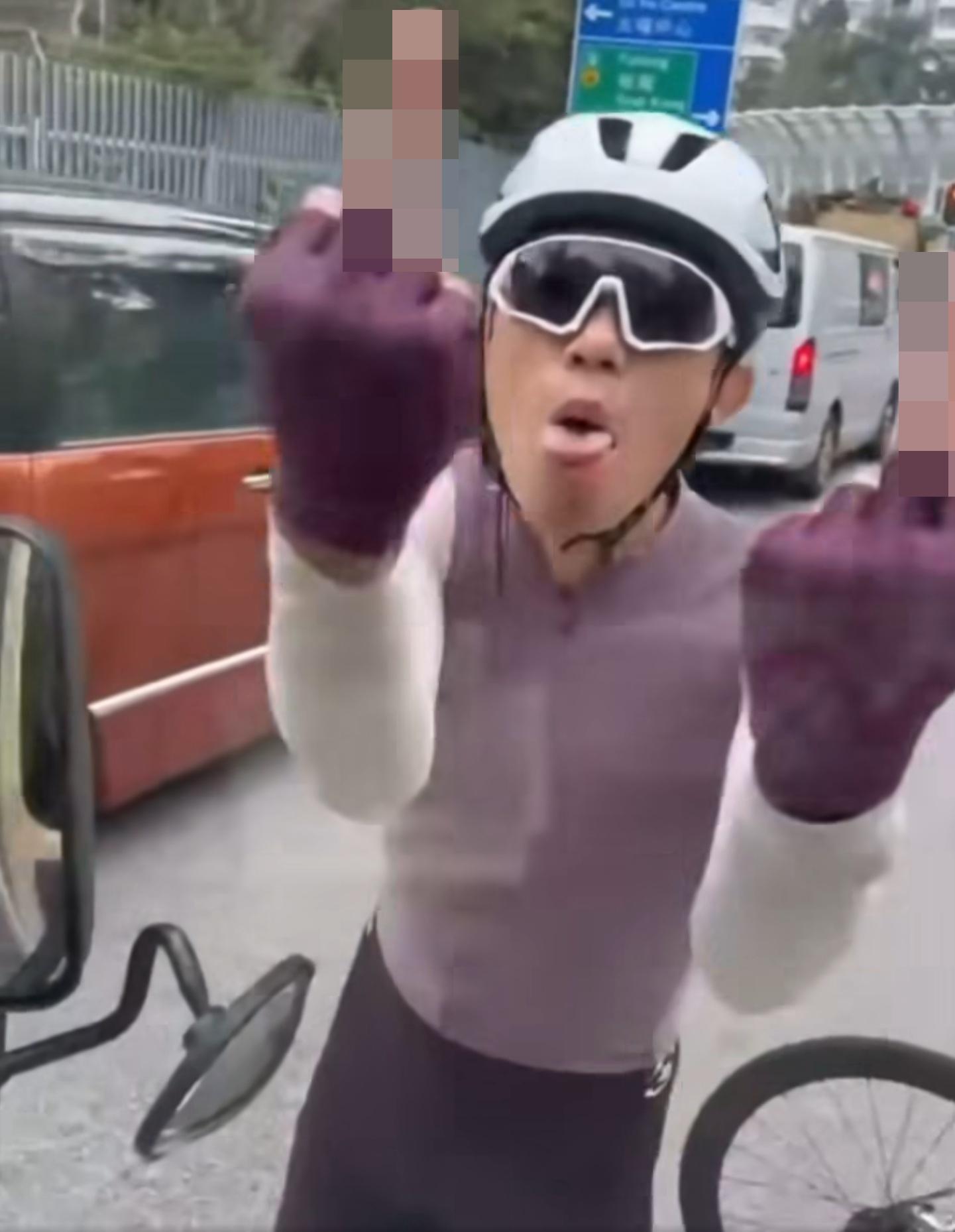 紫衣單車友在離開前不忘「攞尾彩」,對車內的司機和乘客舉起中指。(網片截圖)