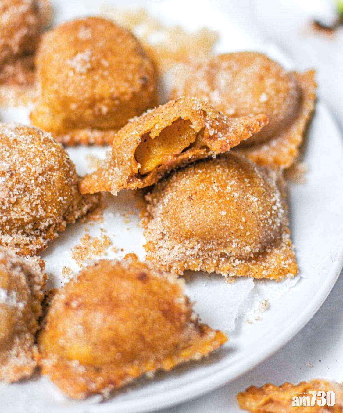 蘋果批如果不想放芝麻的話,也可以撒上肉桂粉。(Instagram@sammybeasley1)