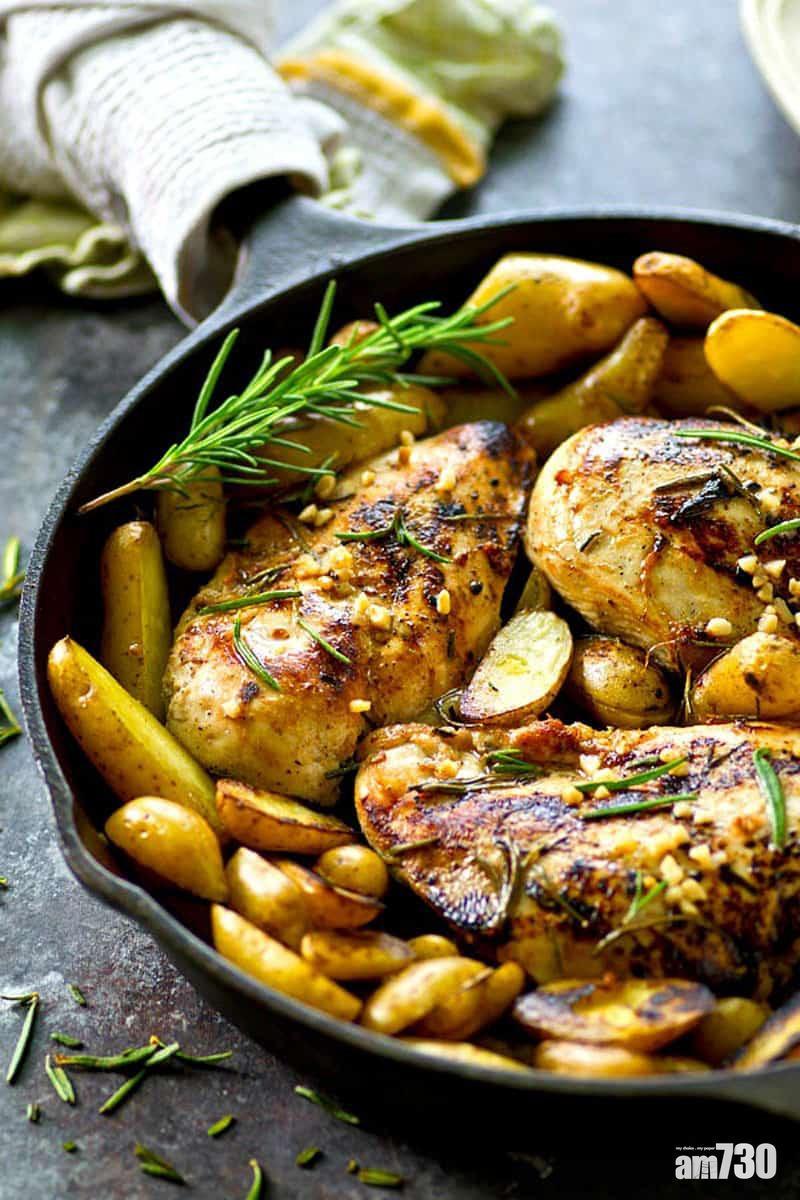 【聖誕大餐主菜】迷迭香烤雞胸焗好後的雞胸依然充滿肉汁。