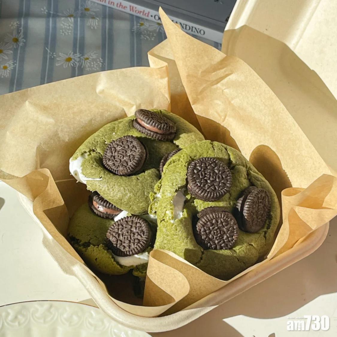 需要趁曲奇還熱時放入OREO。