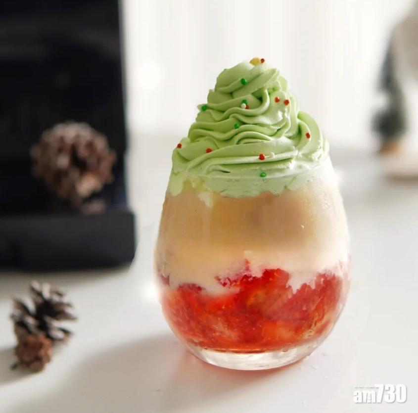 聖誕樹就在飲品上方!