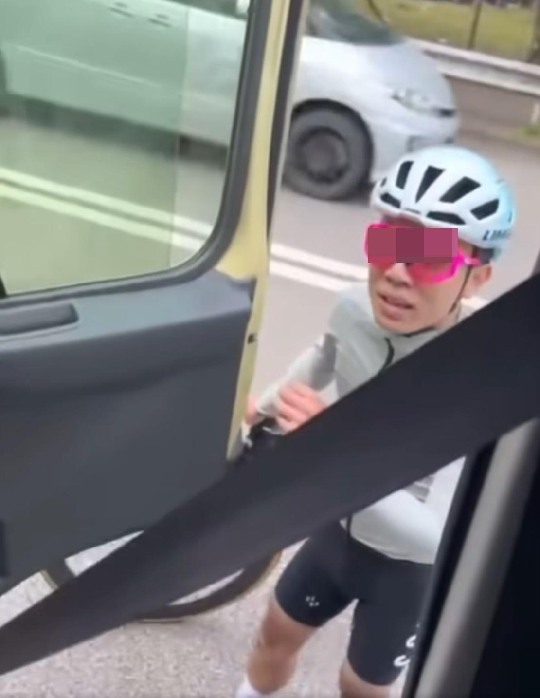 一名穿白衣的單車友試圖做和事佬。(網片截圖)