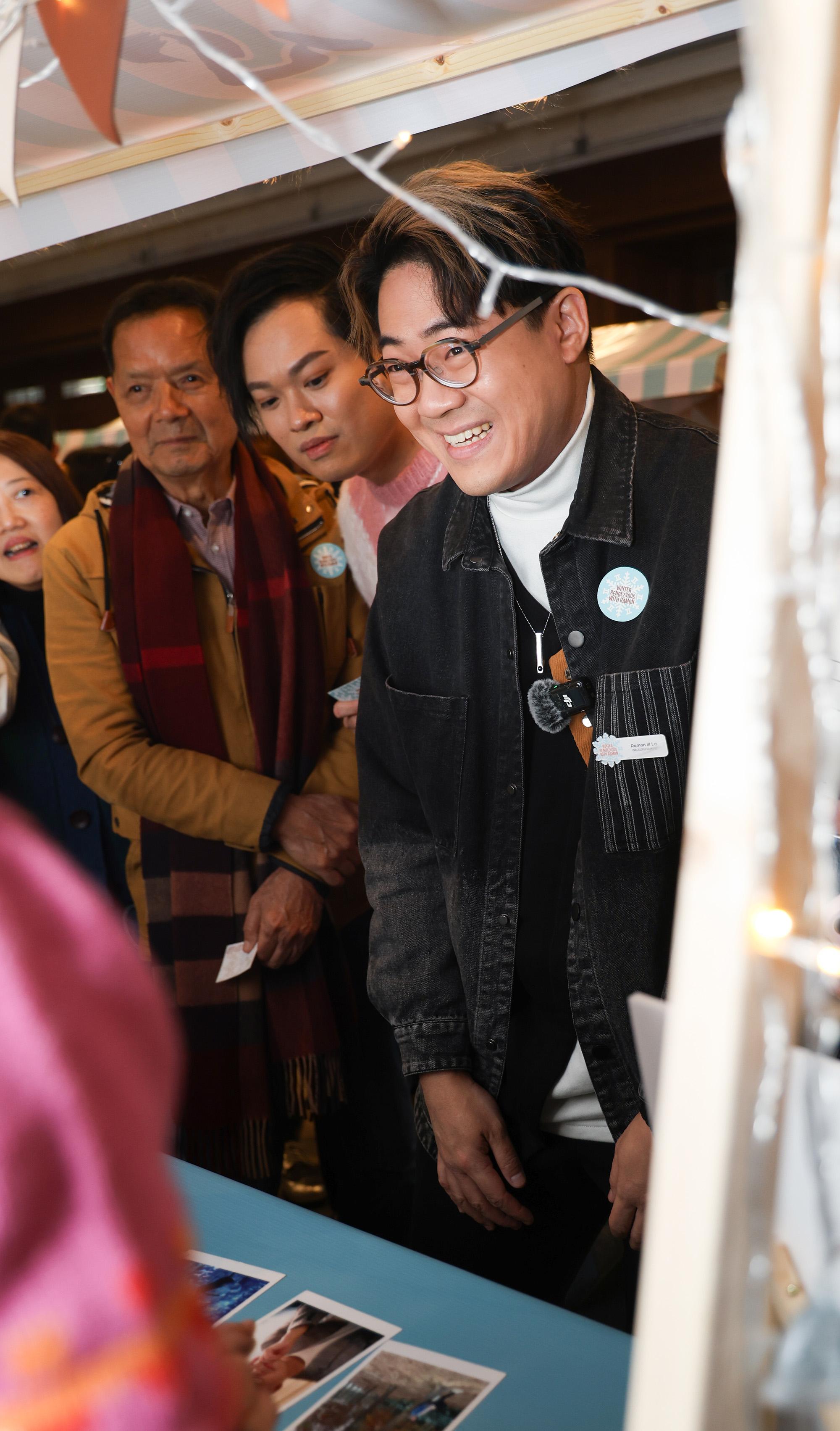 啟豪何博文吳大強一齊玩攤位遊戲。