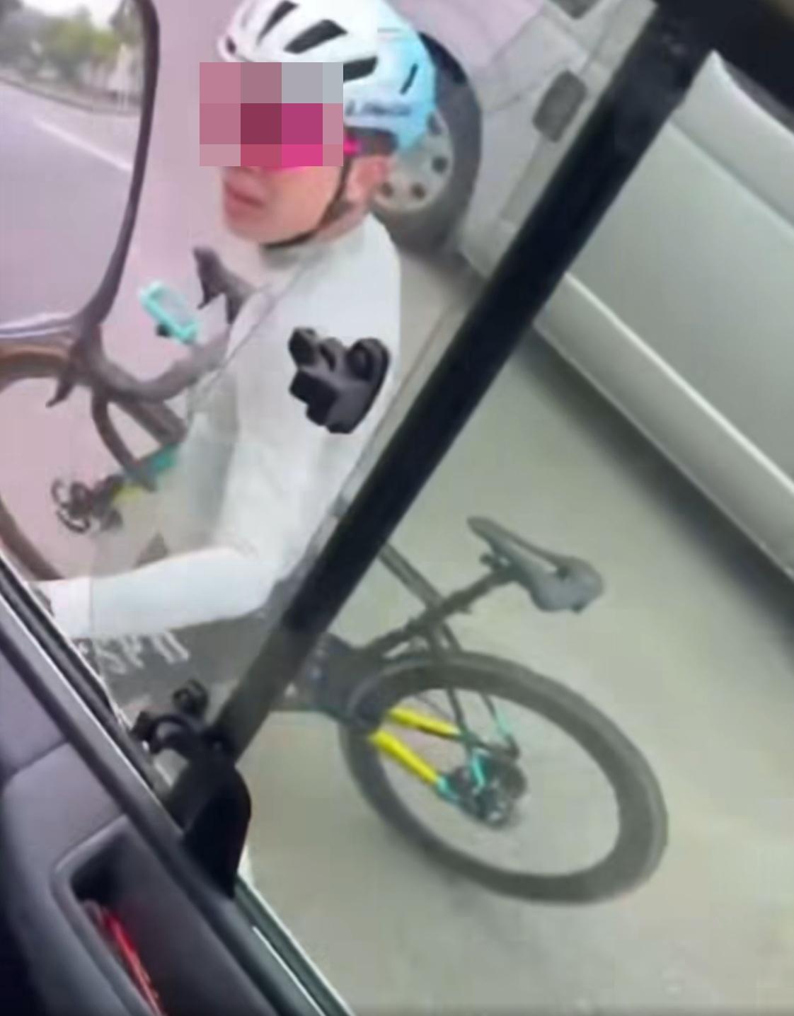 最終一眾單車友離去。(網片截圖)