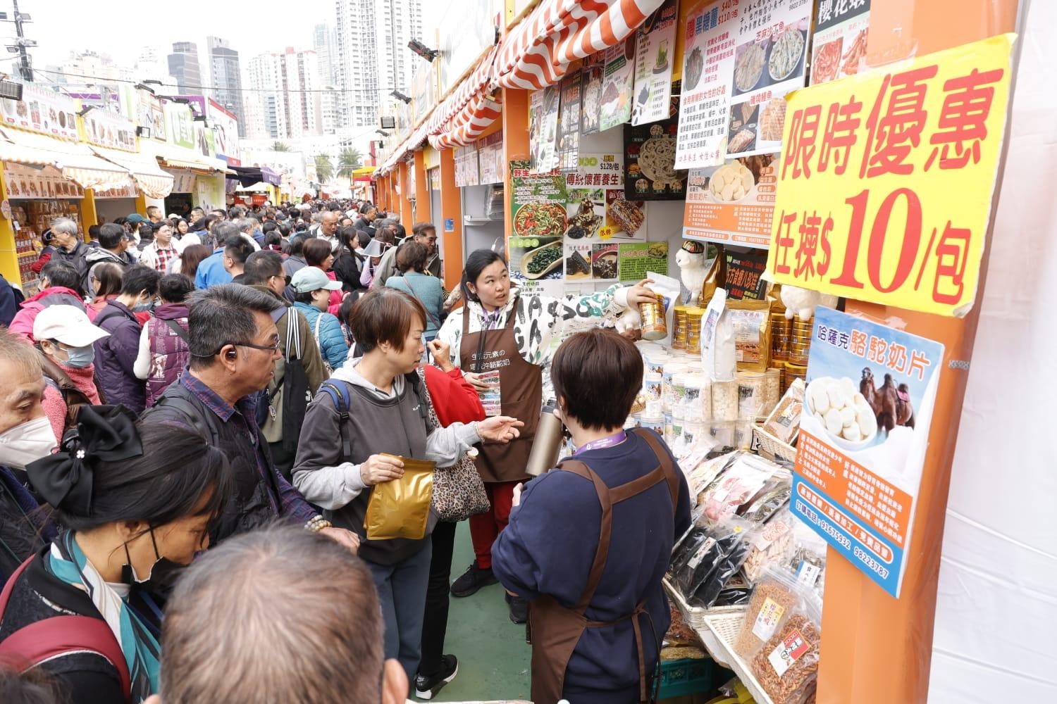 參展商推不同優惠吸客。(林俊源攝)