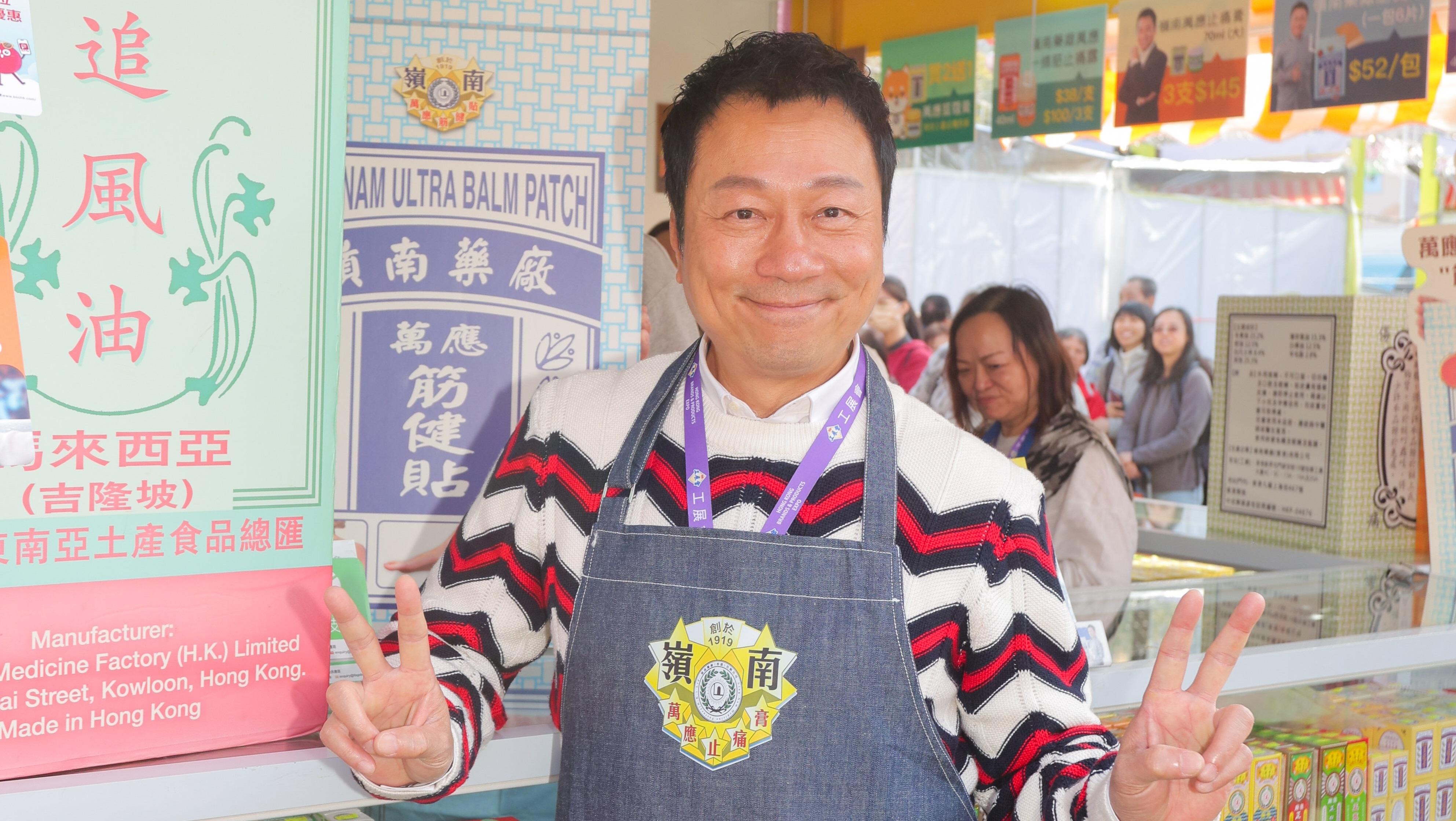 黎耀祥擔任一日限定店長,變落區拉票活動。