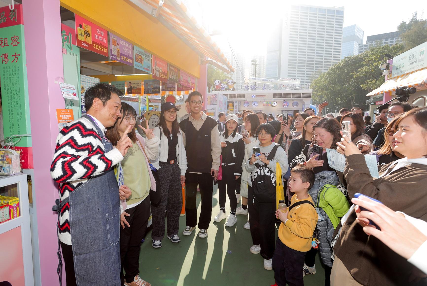 黎耀祥擔任一日限定店長,吸引大批市民合照,來者不拒。