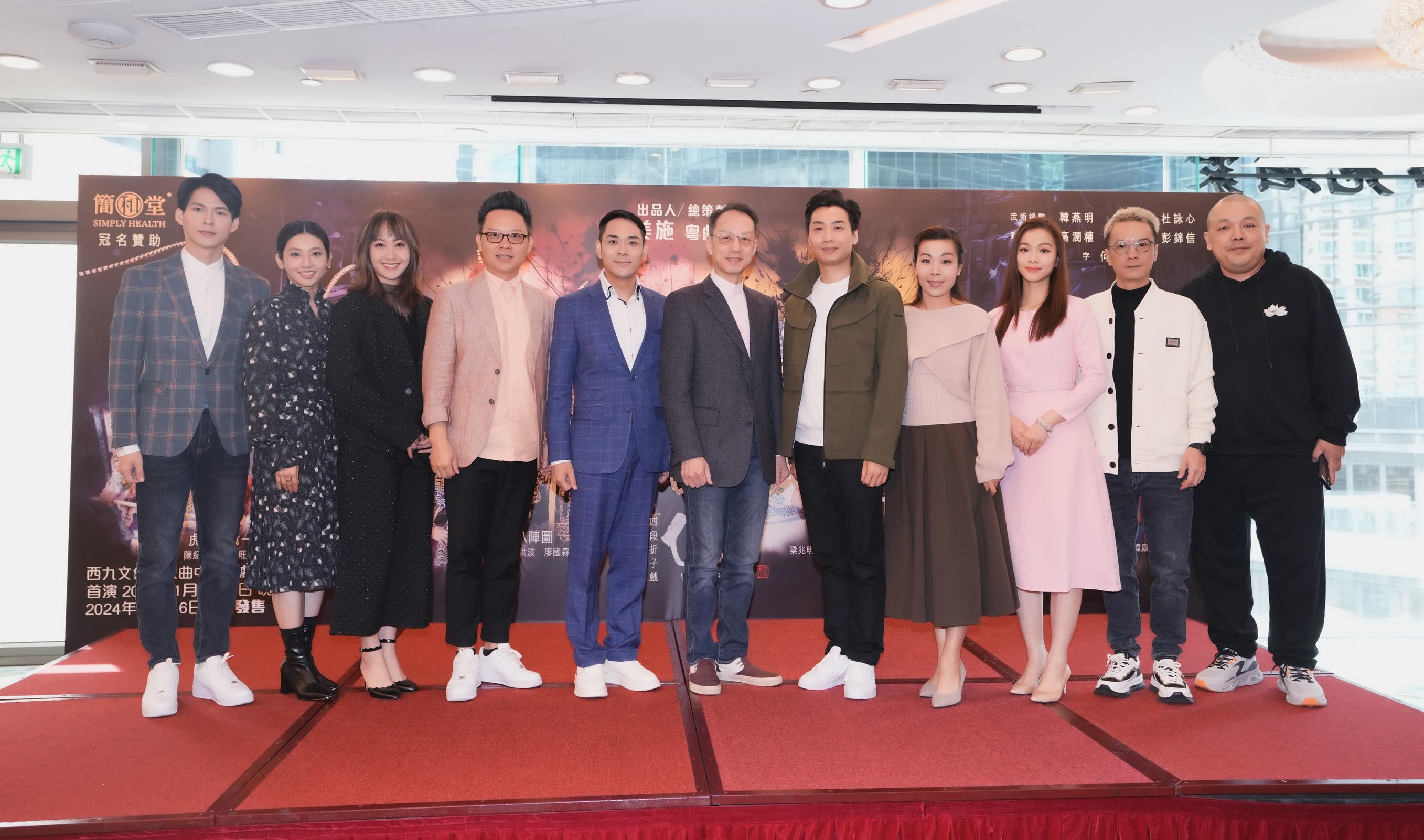 新《武俠》粵劇專場,四段折子戲陣容強盛。演員包括有(左起)莫華敏、梁非同、梁燕飛、宋洪波、梁兆明、李龍、王志良、陳紀婷、曉瑜、符樹旺及 梁煒康等。