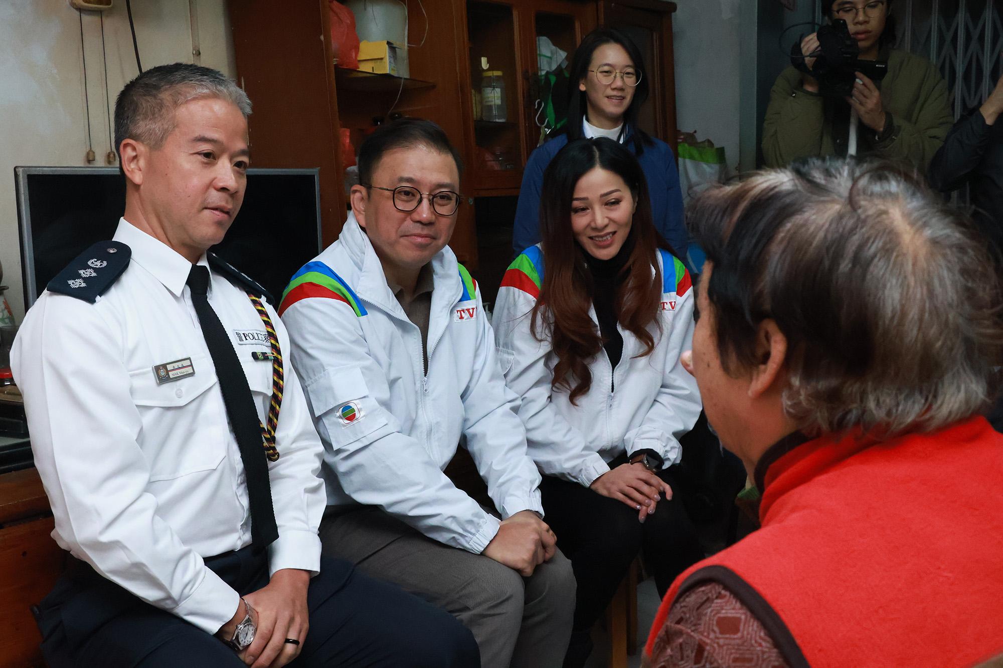 無綫電視行政主席許濤JP於將軍澳寶林邨進行慈善探訪並派發福袋予老友記。