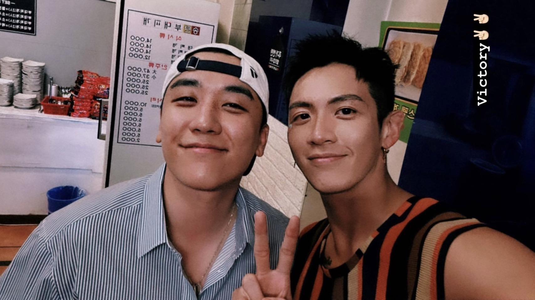 勝利出獄後曾與柯震東見面及合照留念。