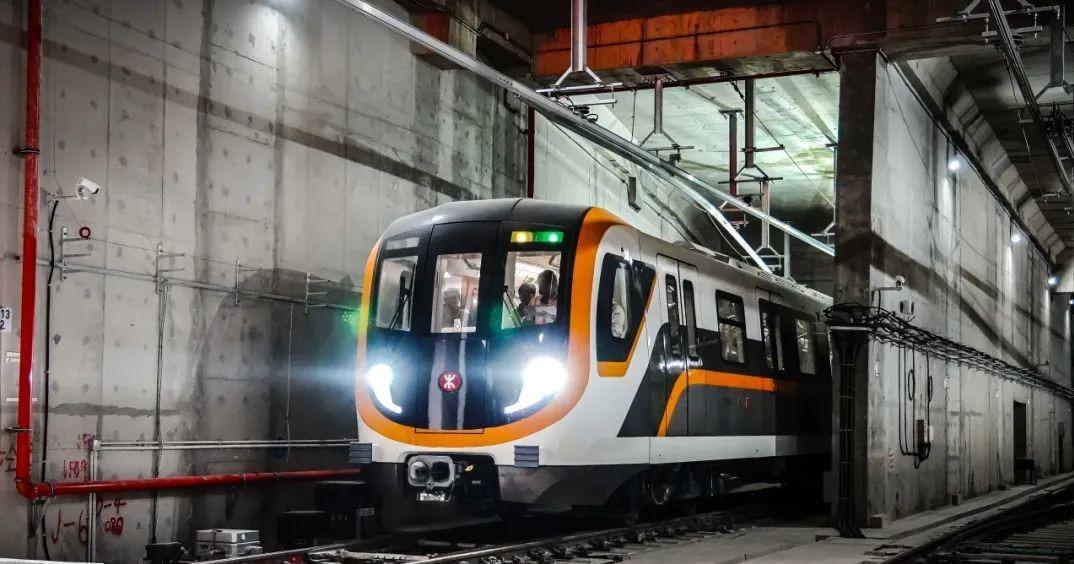 期待已久的深圳地鐵13號線即將通車!通車後,過了深圳灣口岸便可以立即乘坐地鐵輕鬆到各地方玩樂了。(圖片來源:深圳地鐵)