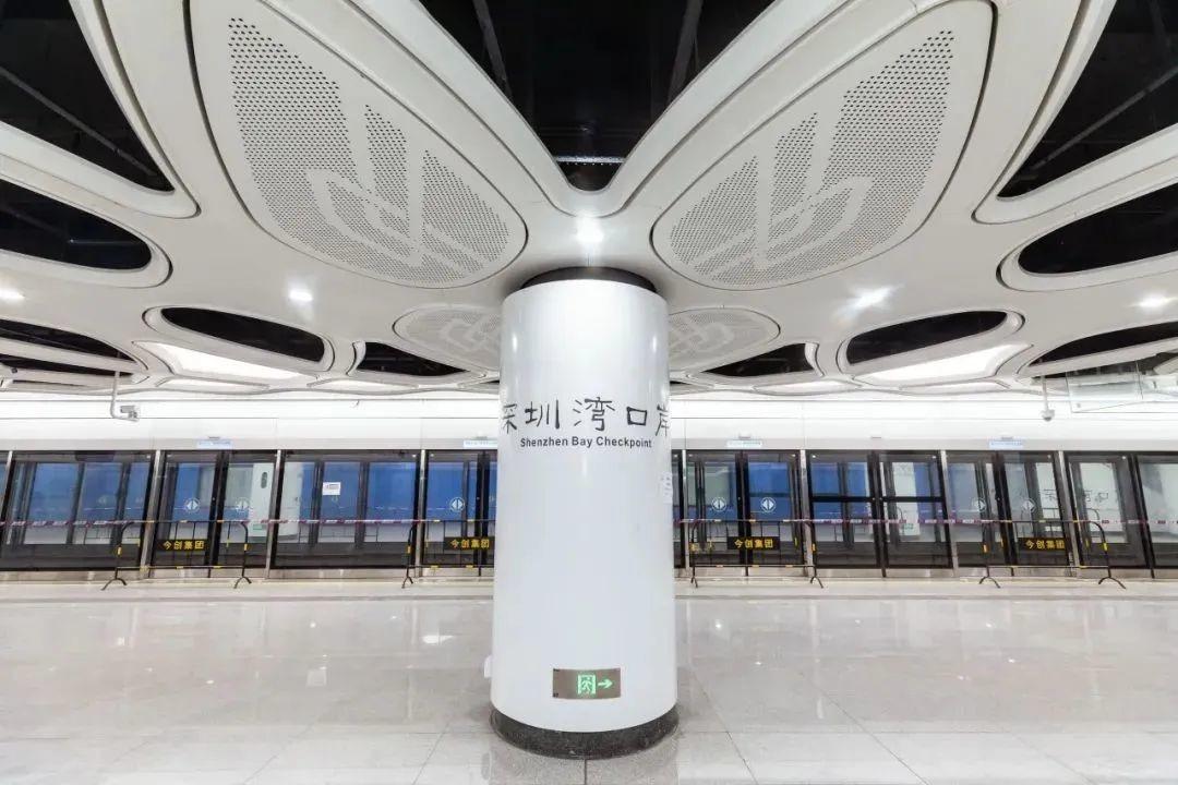 深圳地鐵13號線月台以白色為主調,光潔亮麗。(網上圖片)