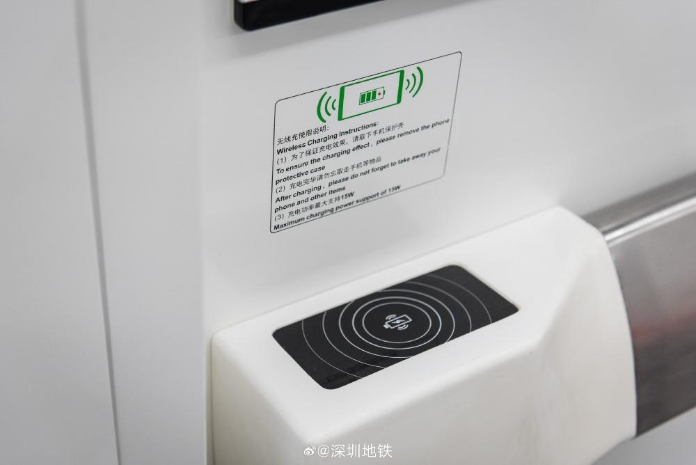 深圳地鐵11號線車廂內還備有充電設備。(圖片來源:深圳地鐵)