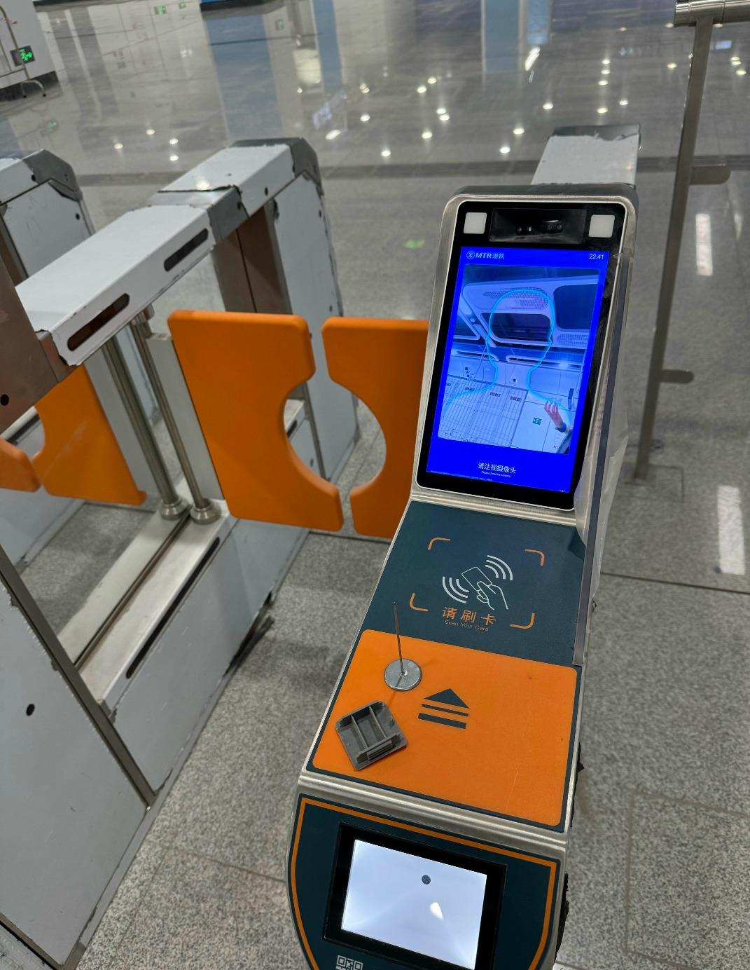 深圳地鐵13號線智能入閘機。(網上圖片)