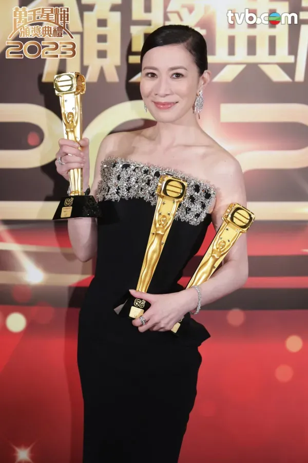 詩曼今年初於《萬千星輝頒獎禮》憑《新聞女王》橫掃三個大獎。