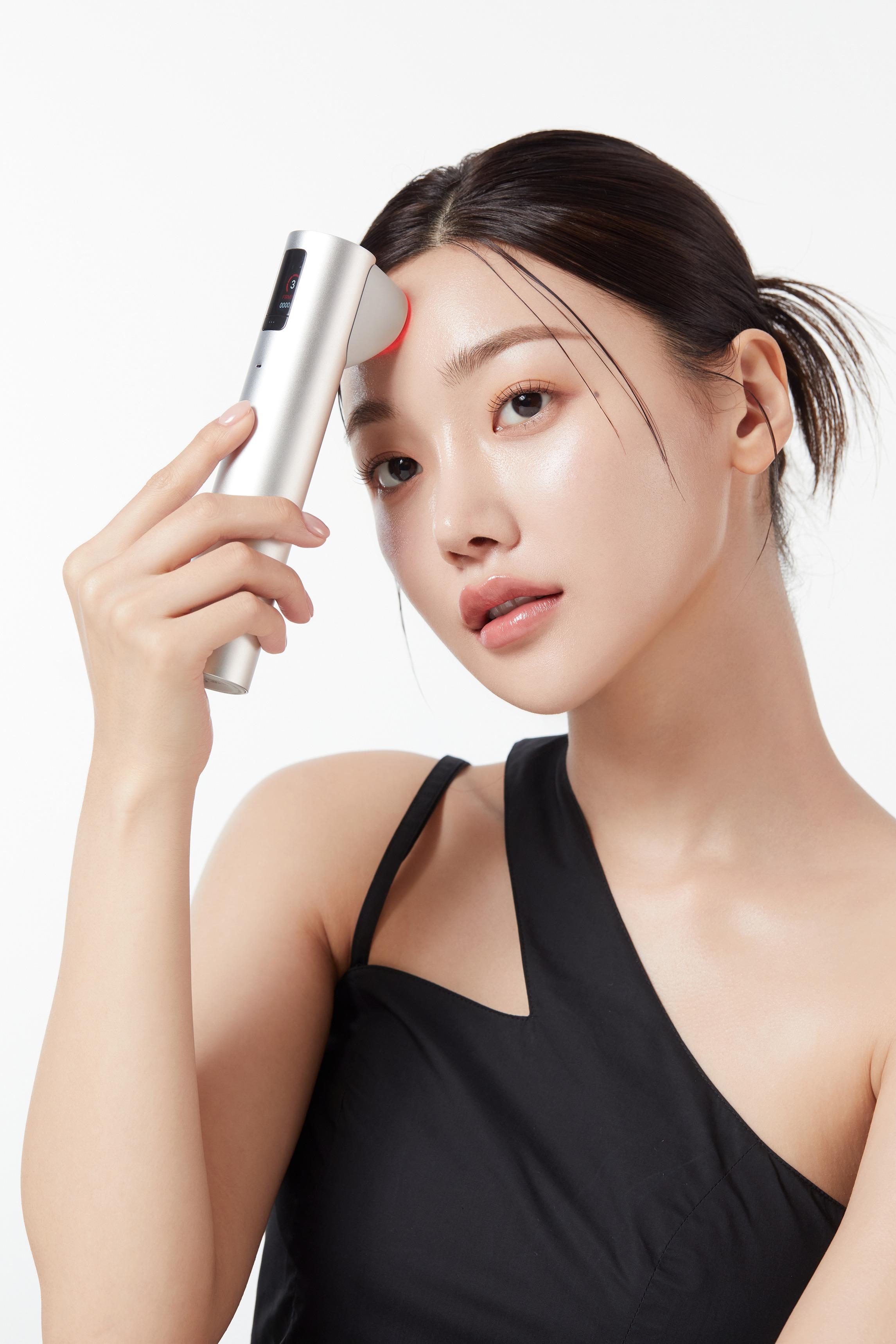 最新推出的提肌緊顏Age-R High Focus Shot,是主打醫美HIFU同款效果的超聲波美容儀。